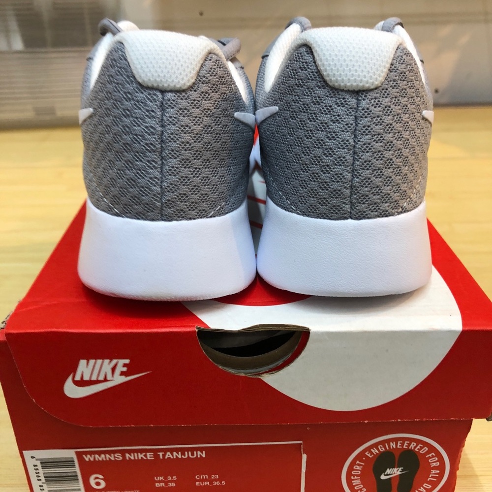 Nike Tanjun wmns Sizes 5.5-7.5 - Picture 4 of 4